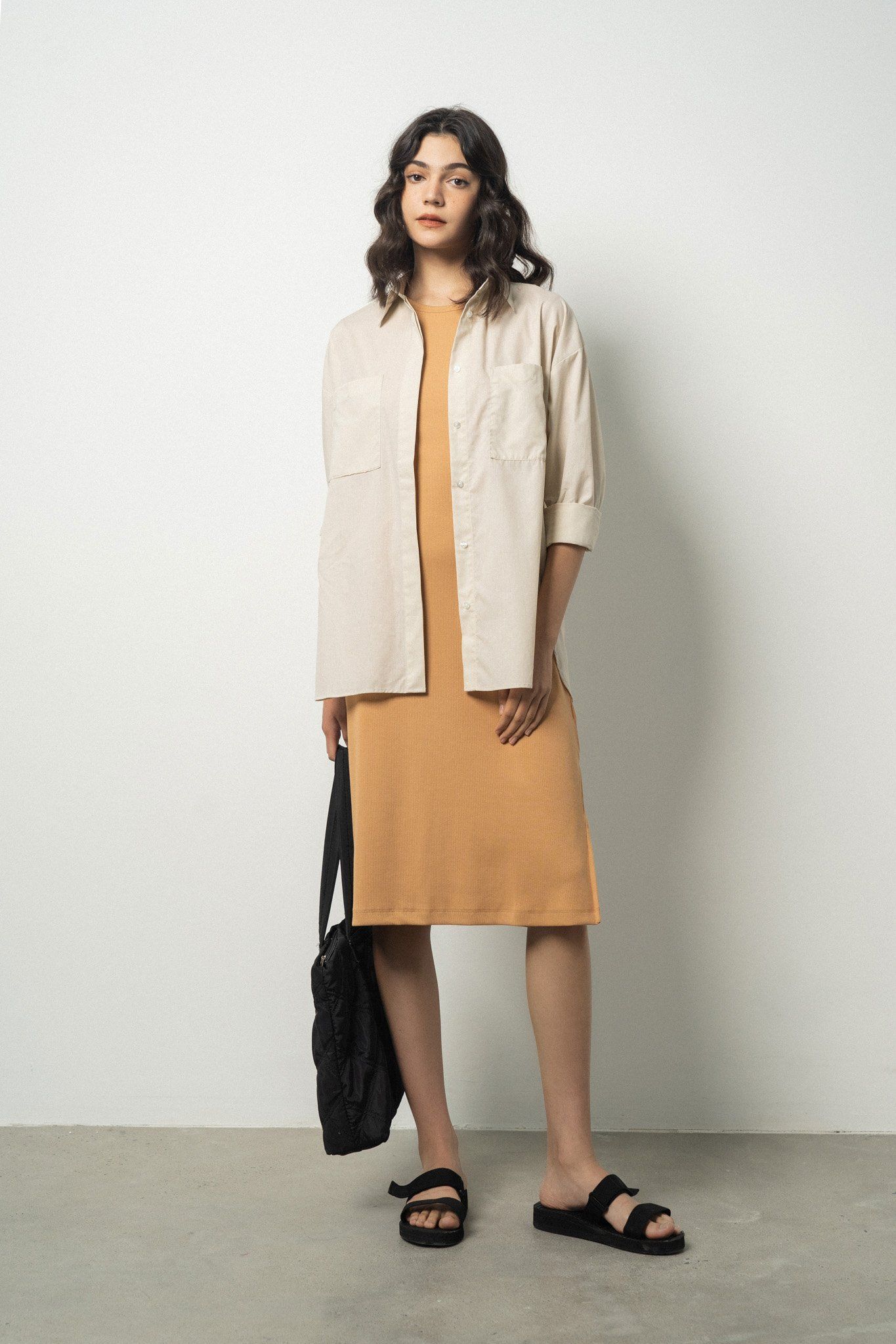  Áo sơ mi nữ dáng rộng túi ngực tối giản 