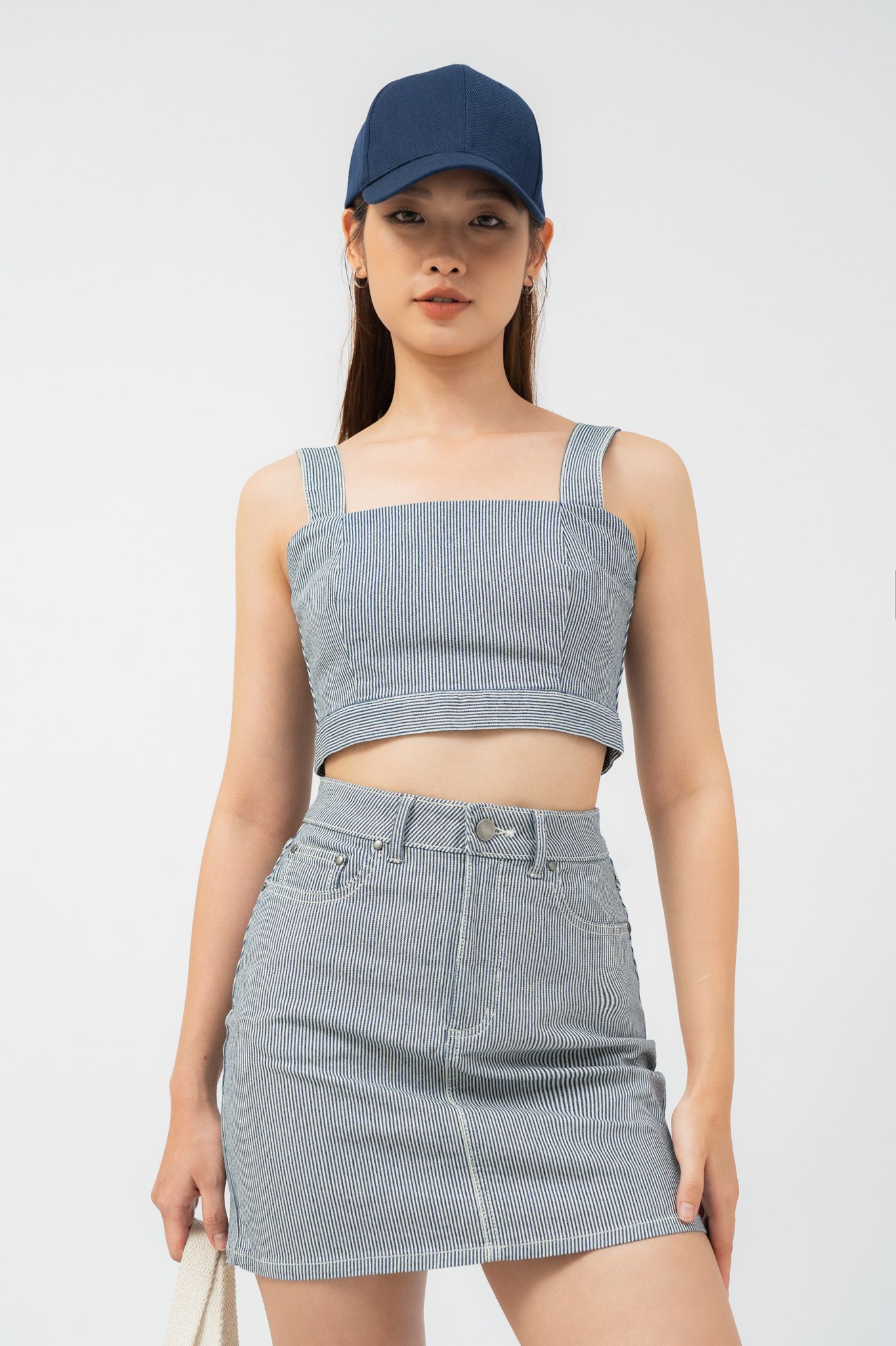  Áo nữ dáng ngắn vải denim kẻ 