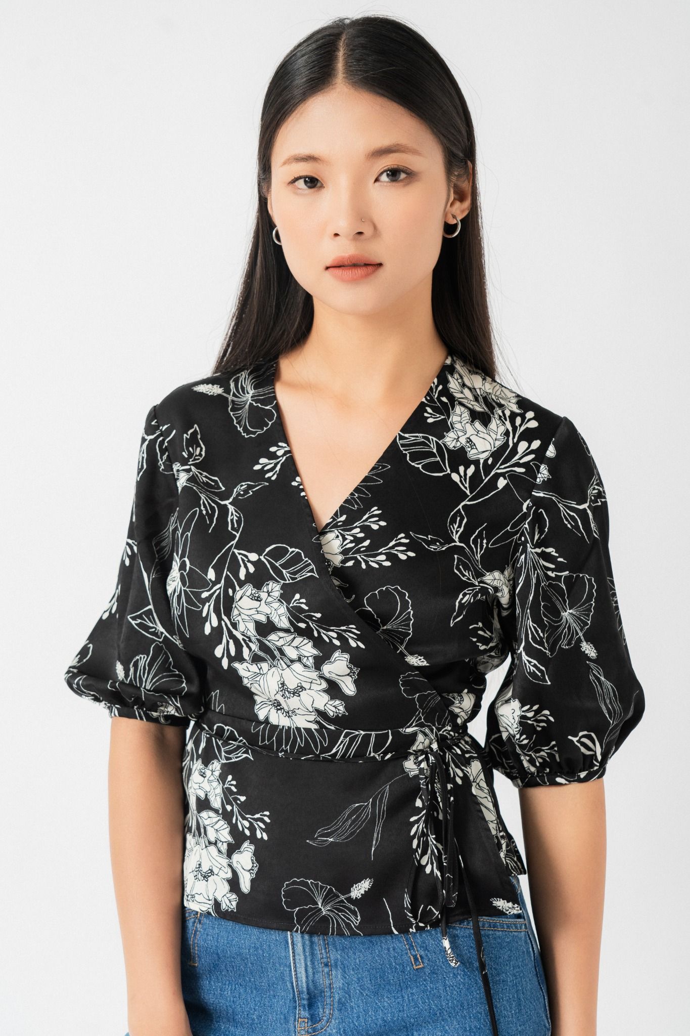  Áo nữ kiểu wrap vải lụa satin in hoa 