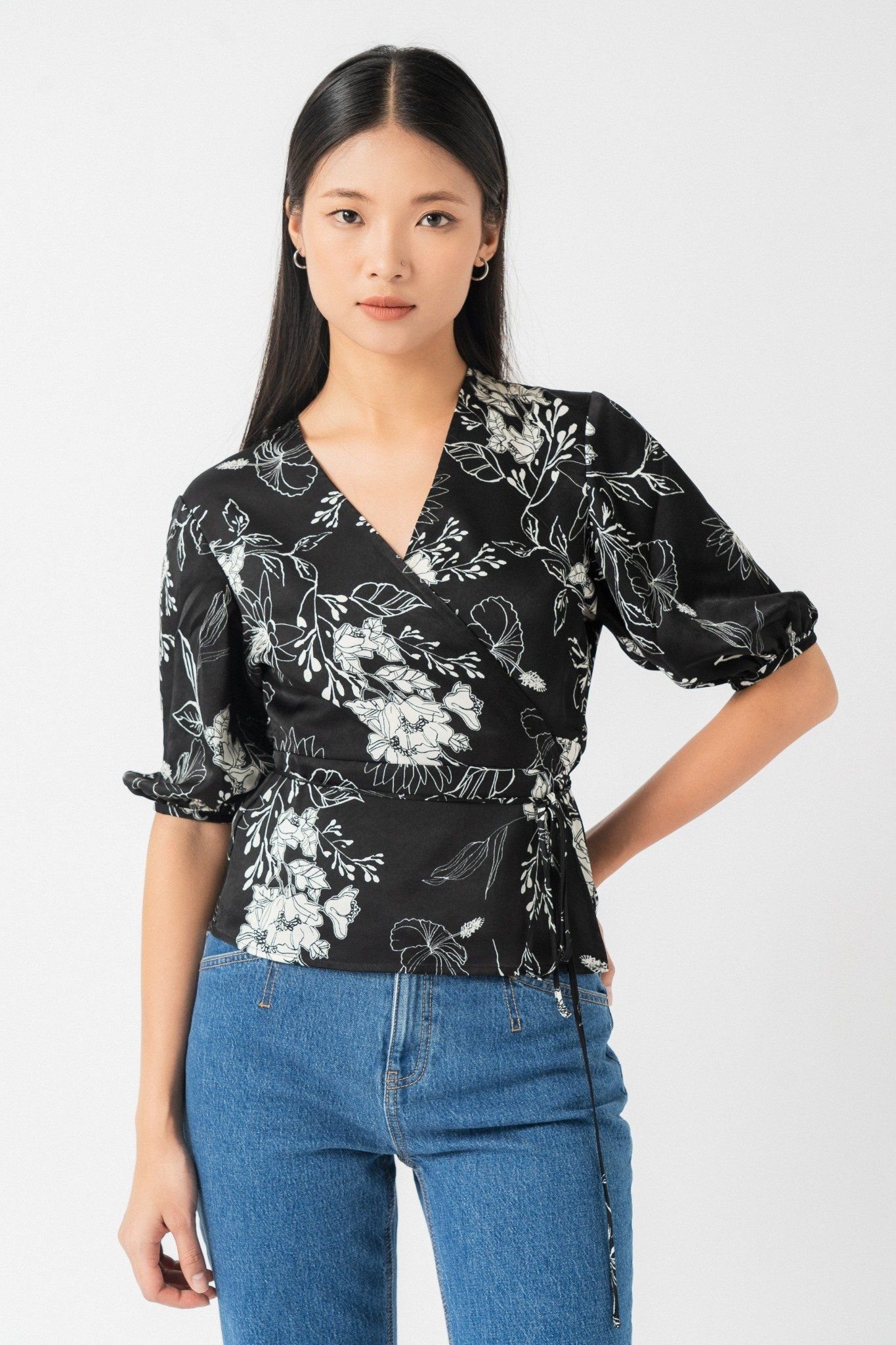  Áo nữ kiểu wrap vải lụa satin in hoa 