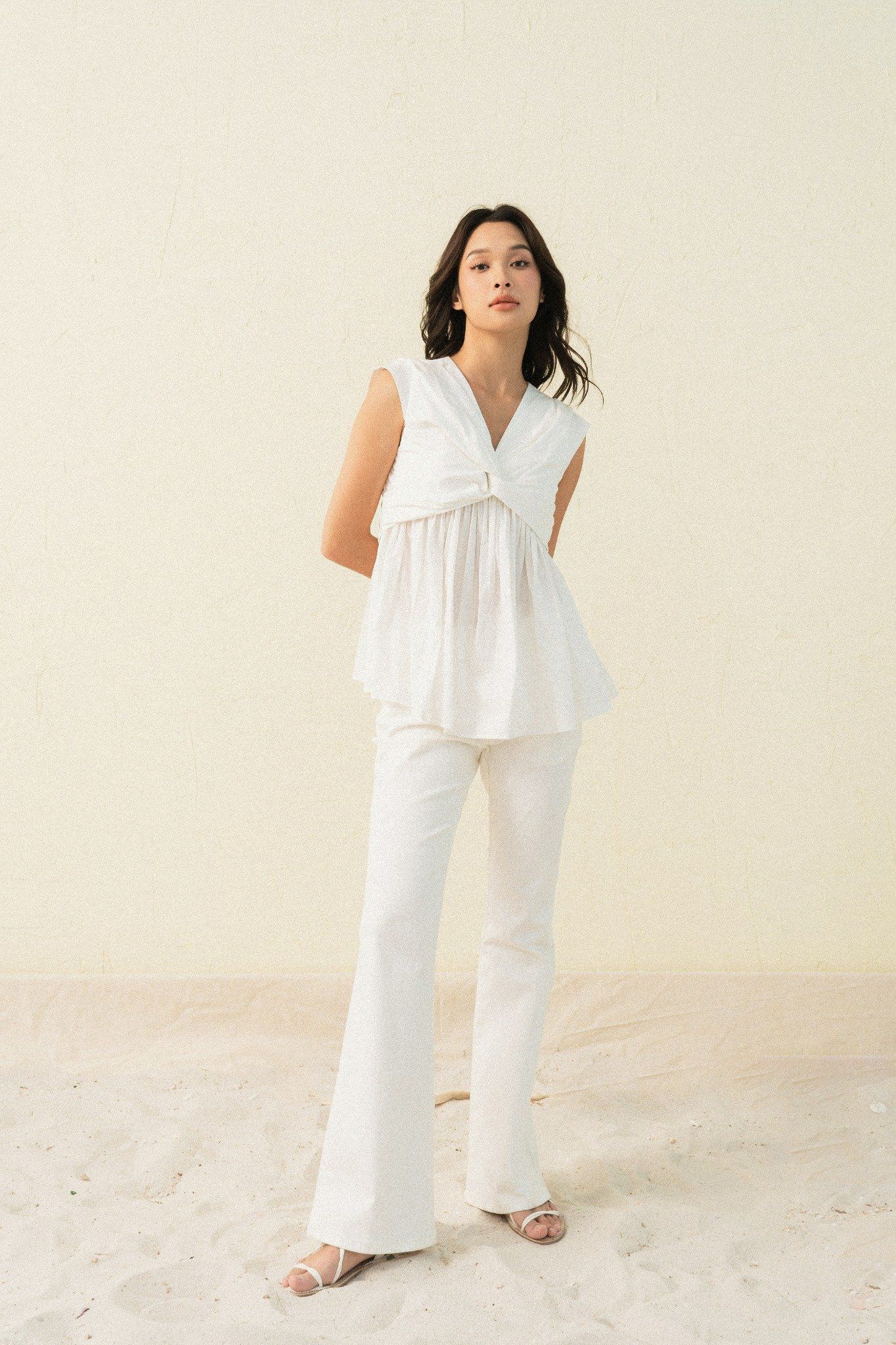  Áo nữ poplin kiểu cổ V chi tiết vặn xoắn 