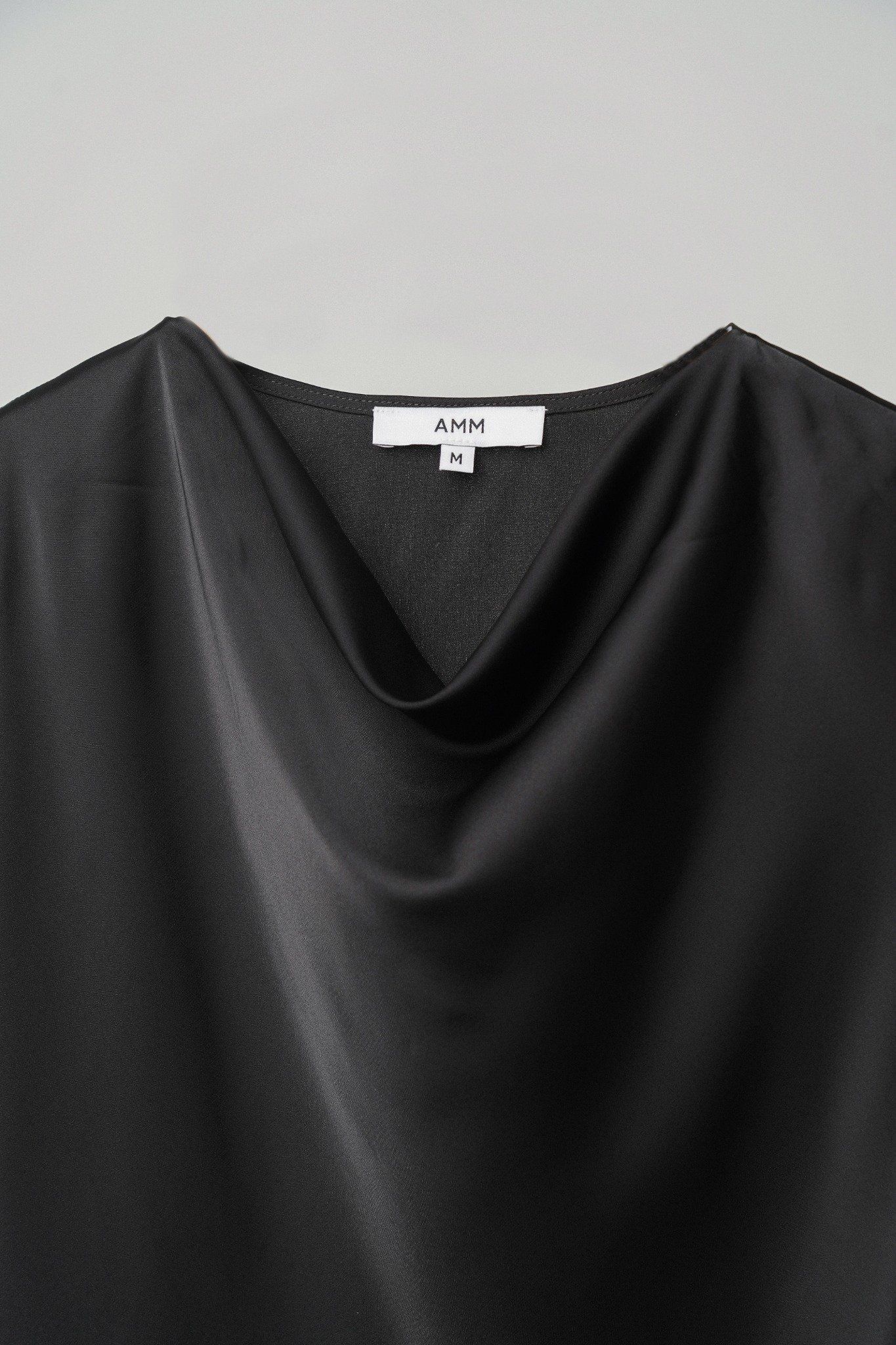  Áo nữ kiểu bất đối xứng vải lụa satin 