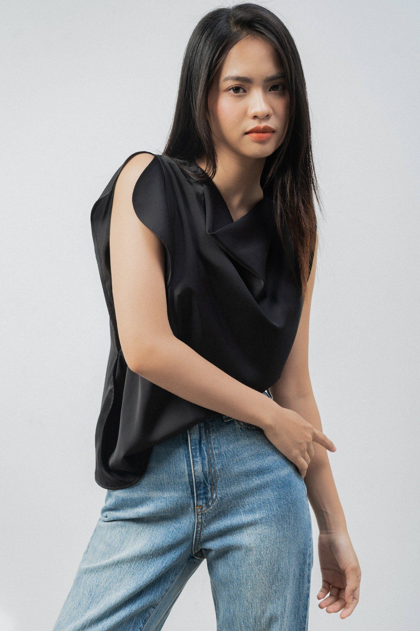  Áo nữ kiểu bất đối xứng vải lụa satin 