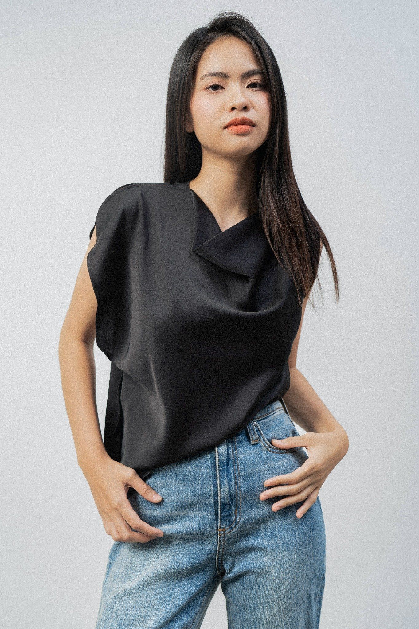  Áo nữ kiểu bất đối xứng vải lụa satin 