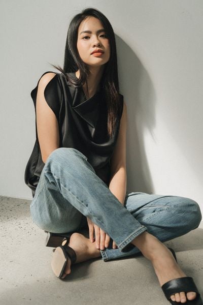  Áo nữ kiểu bất đối xứng vải lụa satin 