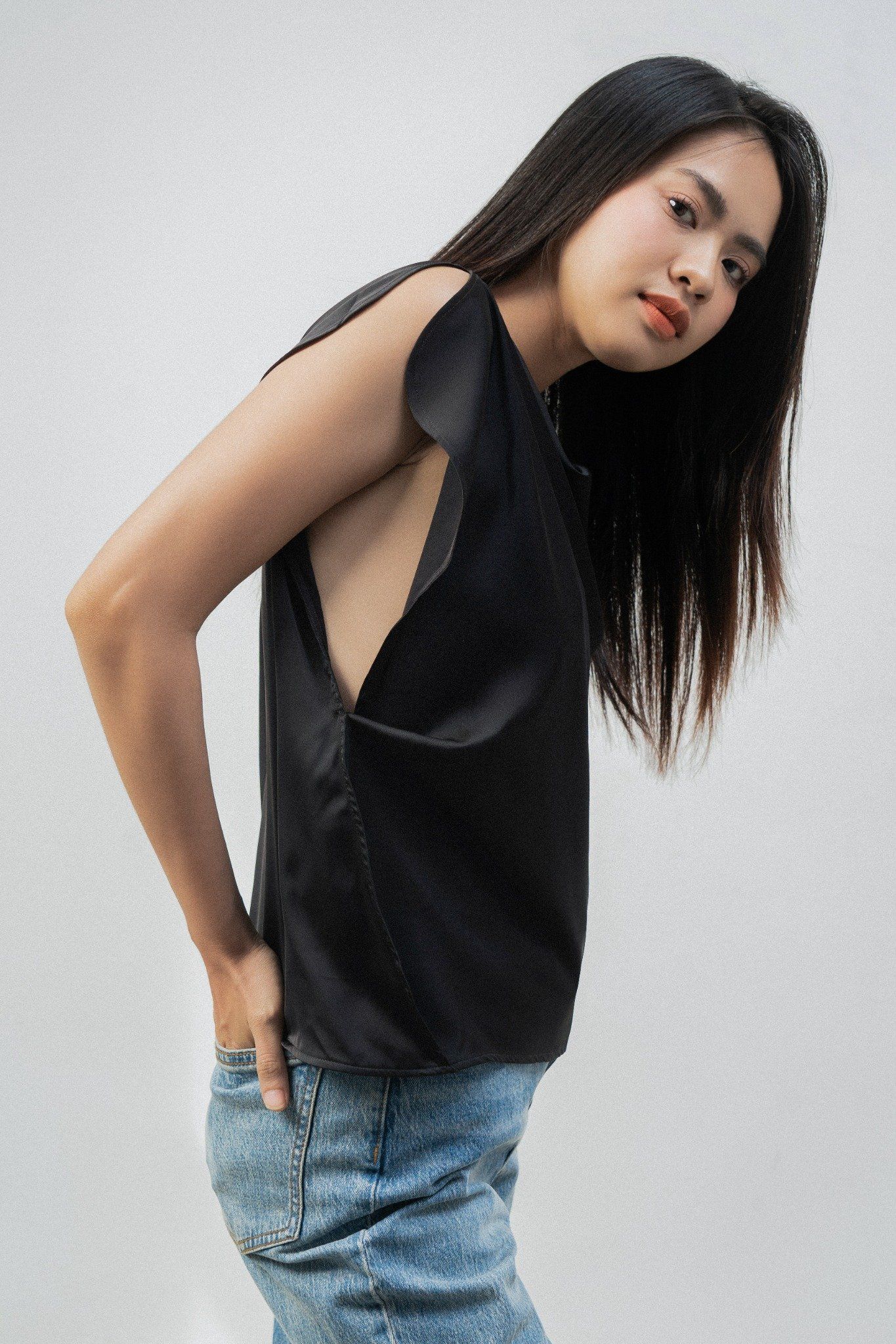  Áo nữ kiểu bất đối xứng vải lụa satin 