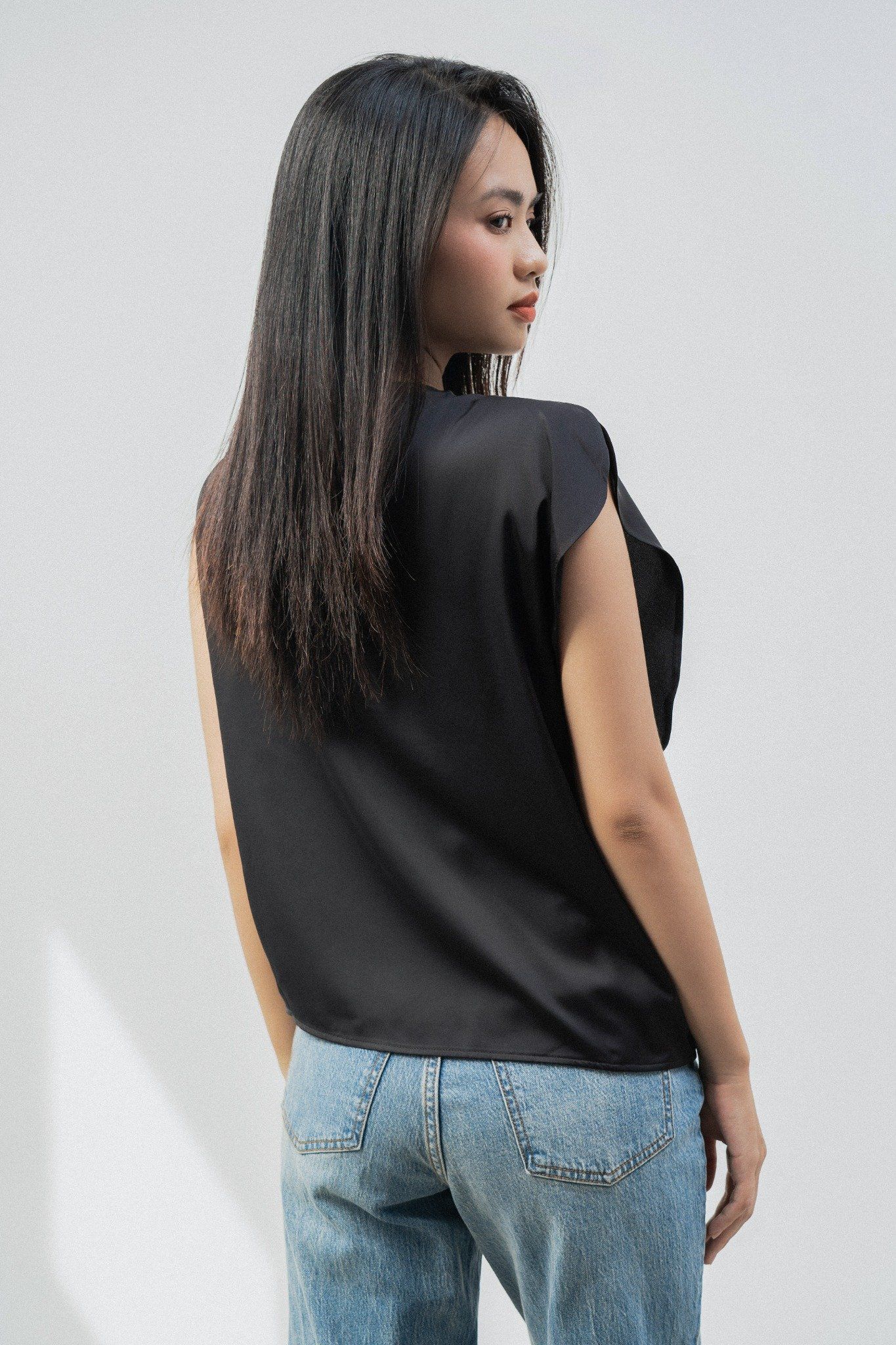  Áo nữ kiểu bất đối xứng vải lụa satin 