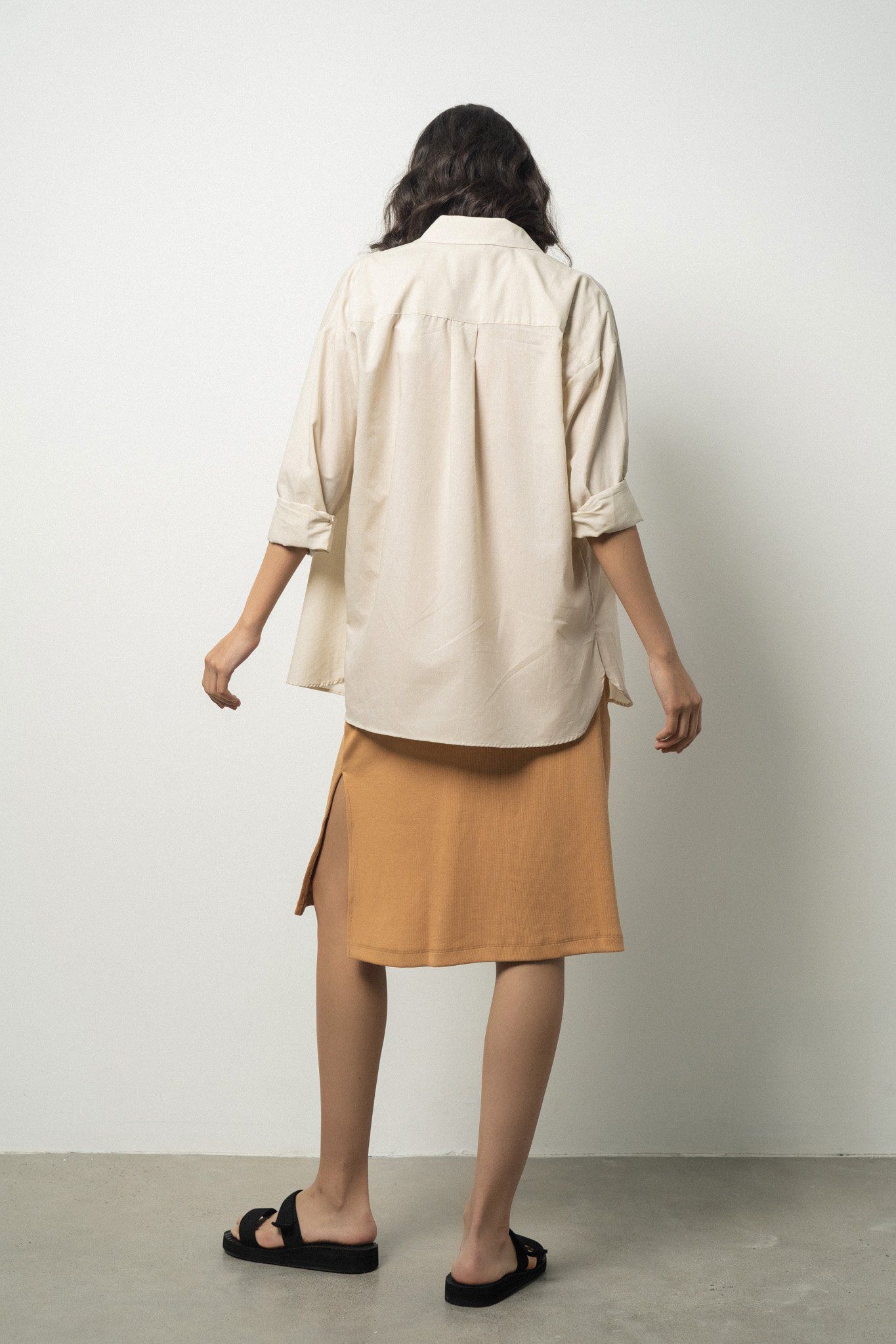  Áo sơ mi nữ dáng rộng túi ngực tối giản 