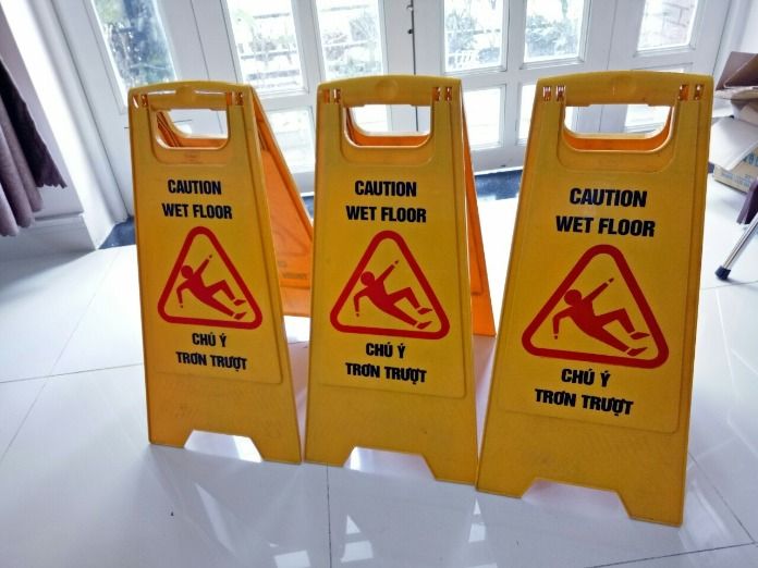 Biển Cảnh Báo Chống Trơn Trượt – Giải Pháp An Toàn Cho Mọi Không Gian