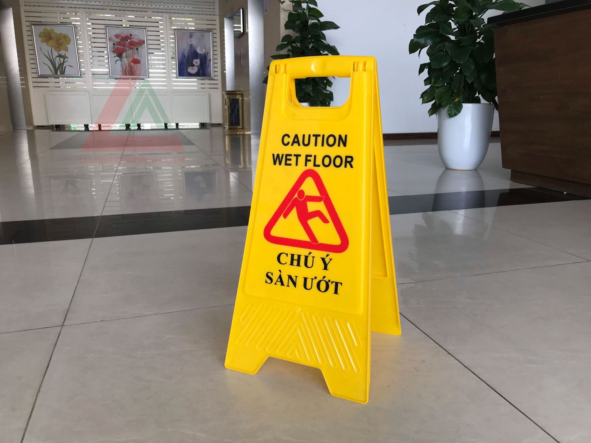 Biển Cảnh Báo Chống Trơn Trượt – Giải Pháp An Toàn Cho Mọi Không Gian
