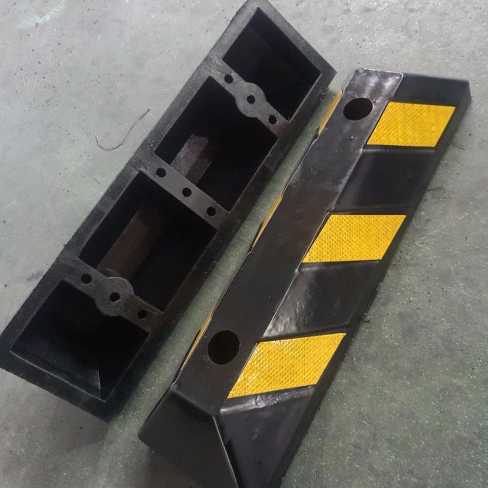 Chặn lùi xe cao su 003 có phản quang