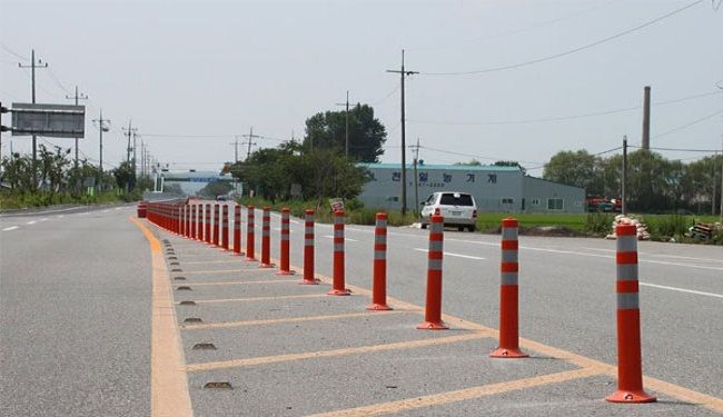 Cọc Tiêu Nhựa TPU/PU Hàn Quốc Trụ Tròn Có Lỗ Bắt Vít