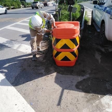 Thùng chống đâm hình trụ tròn bằng nhựa có phản quang