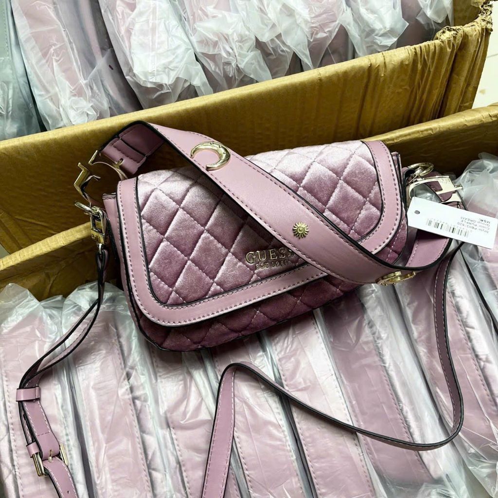 TX Túi Guess dáng lệch bầu nhung sz23*16*6 BO385