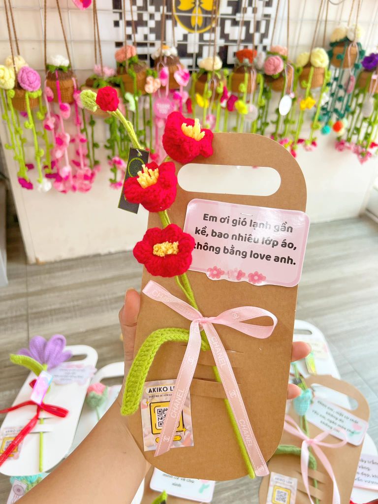 Bìa giấy kraft gắn hoa, cành thú