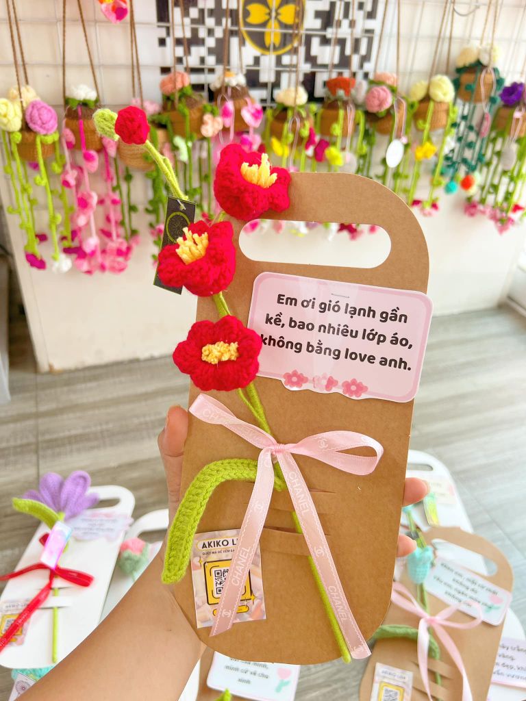 Bìa giấy kraft gắn hoa, cành thú