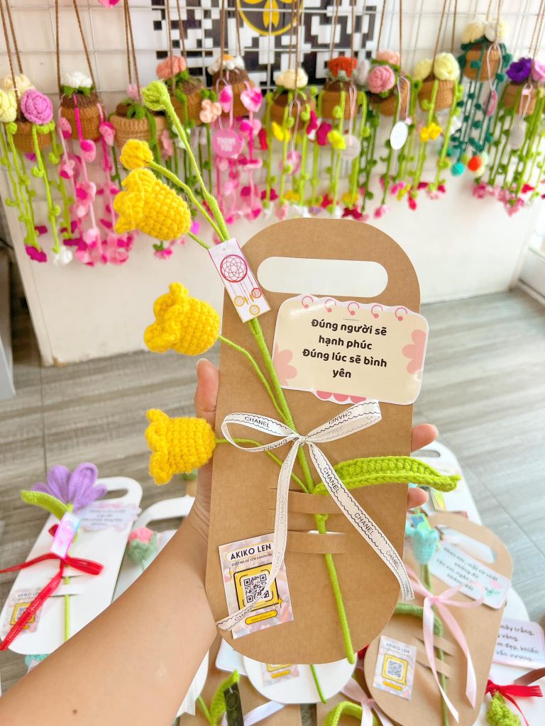 Bìa giấy kraft gắn hoa, cành thú