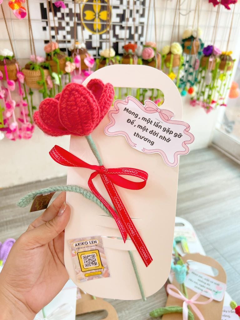Bìa giấy kraft gắn hoa, cành thú
