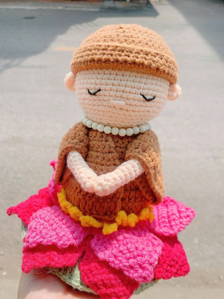 Tượng Chú Tiểu Ngồi Thiền Hoa Sen