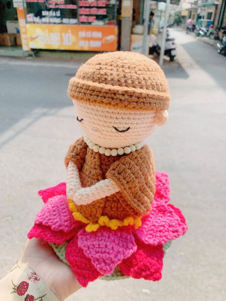 Tượng Chú Tiểu Ngồi Thiền Hoa Sen