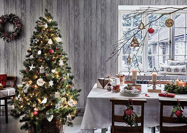 trang trí nhà hàng với cây thông Noel