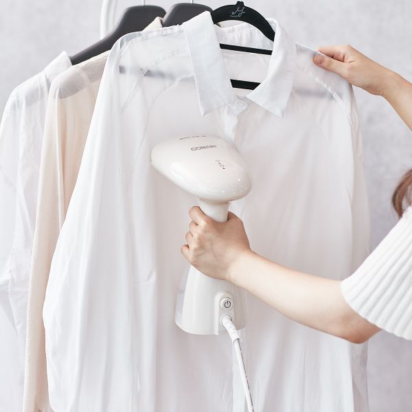 ban-ui-hoi-nuoc-cam-tay-conair-handheld-diet-khuan-tren-vai-1200w