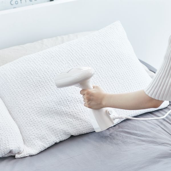 ban-ui-hoi-nuoc-cam-tay-conair-handheld-diet-khuan-tren-vai-1200w