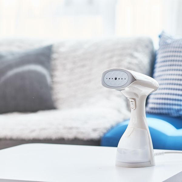 ban-ui-hoi-nuoc-cam-tay-conair-handheld-diet-khuan-tren-vai-1200w