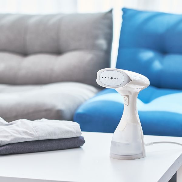 ban-ui-hoi-nuoc-cam-tay-conair-handheld-diet-khuan-tren-vai-1200w