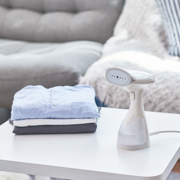 ban-ui-hoi-nuoc-cam-tay-conair-handheld-diet-khuan-tren-vai-1200w