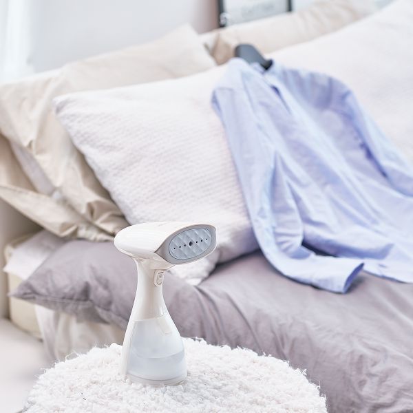 ban-ui-hoi-nuoc-cam-tay-conair-handheld-diet-khuan-tren-vai-1200w