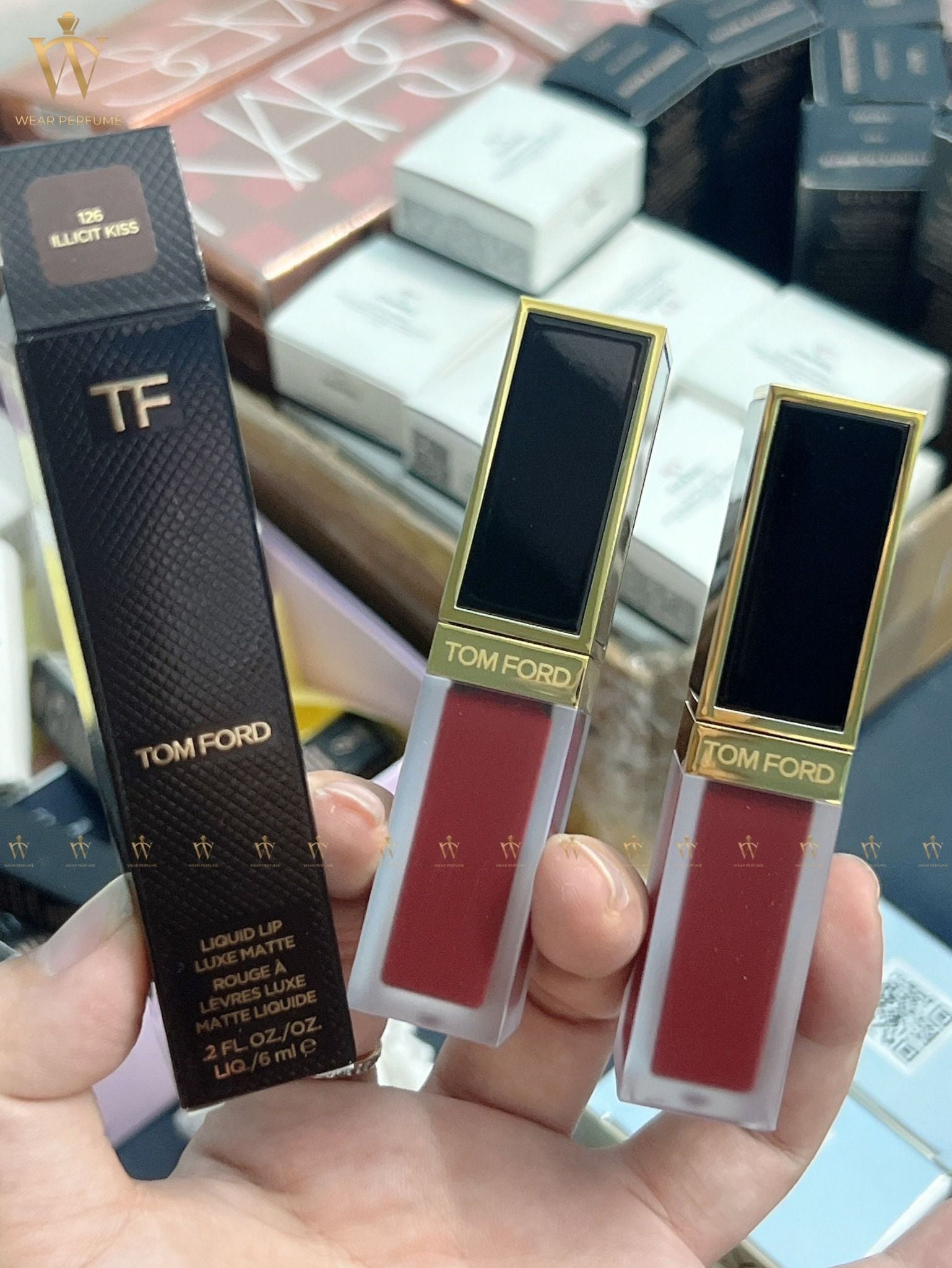  Son Kem Tom Ford Liquid Lip Luxe Matte 126 Illicit Kiss – Màu Đỏ Rượu Vang 