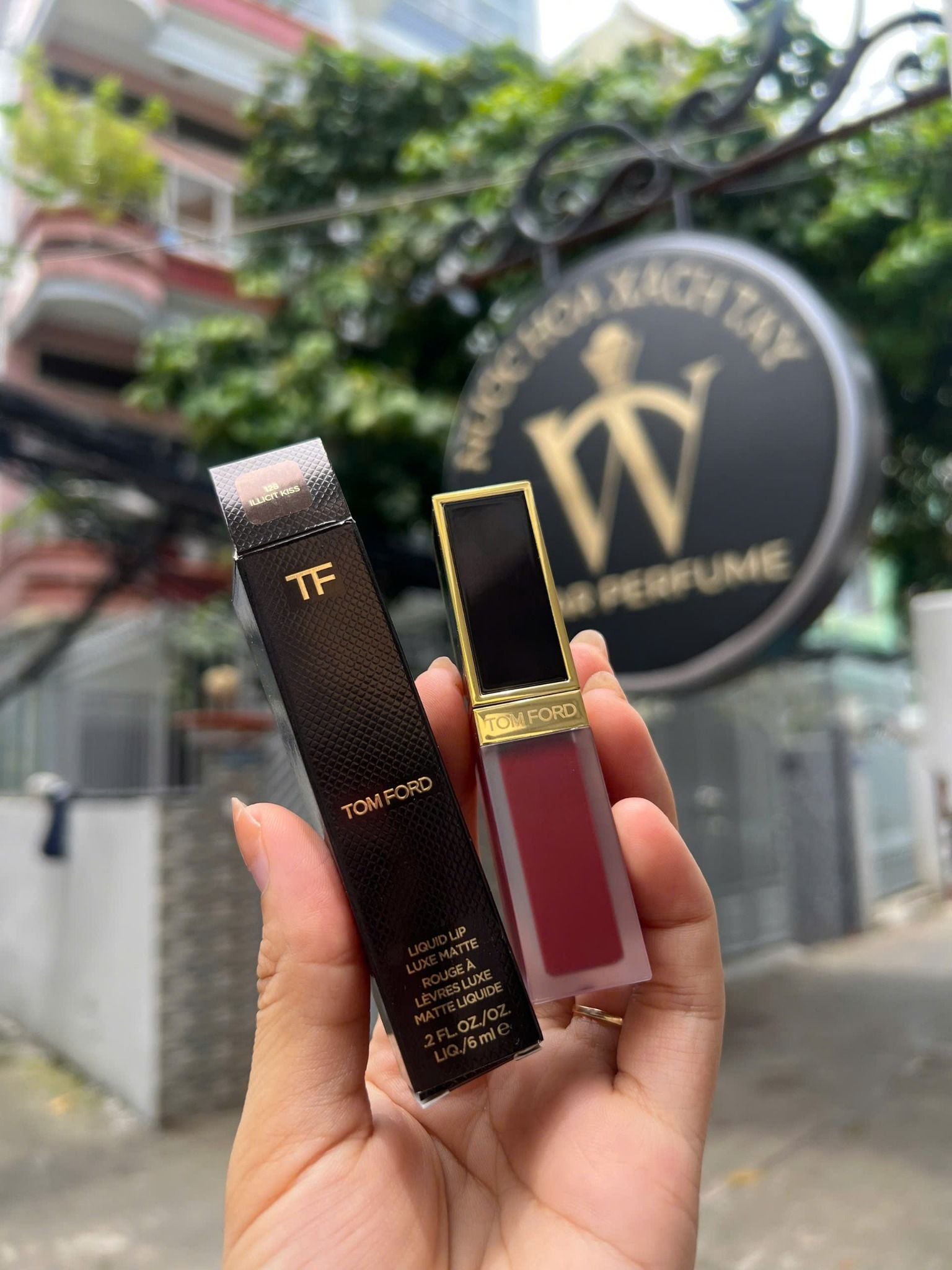  Son Kem Tom Ford Liquid Lip Luxe Matte 126 Illicit Kiss – Màu Đỏ Rượu Vang 