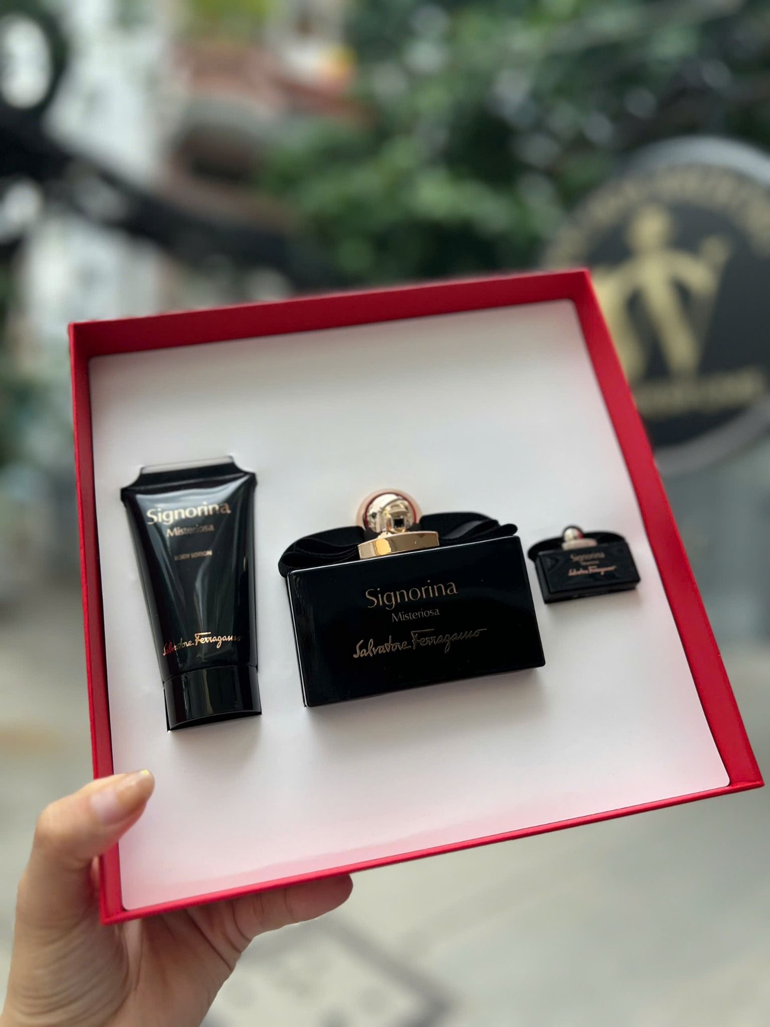 Set Nước Hoa Nữ Salvatore Ferragamo Signorina Misteriosa EDP (100ml + 10ml + Body Lotion 75ml) 