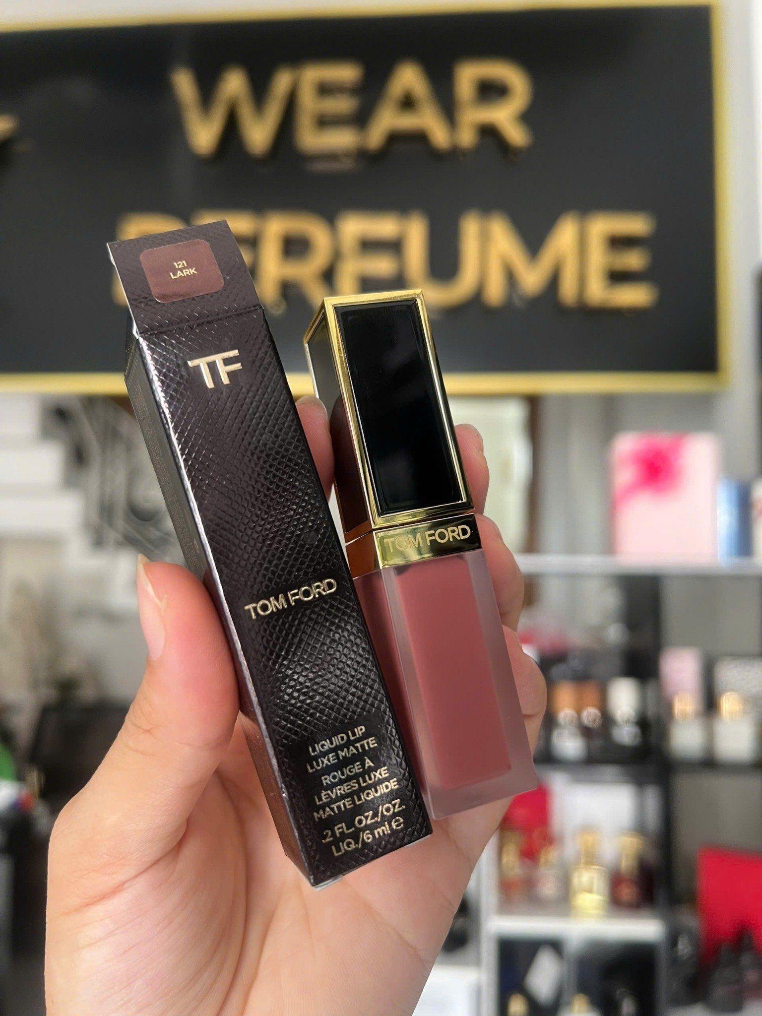  Son Kem Tom Ford Liquid Lip Luxe Matte 121 Lark – Màu Hồng Đất 