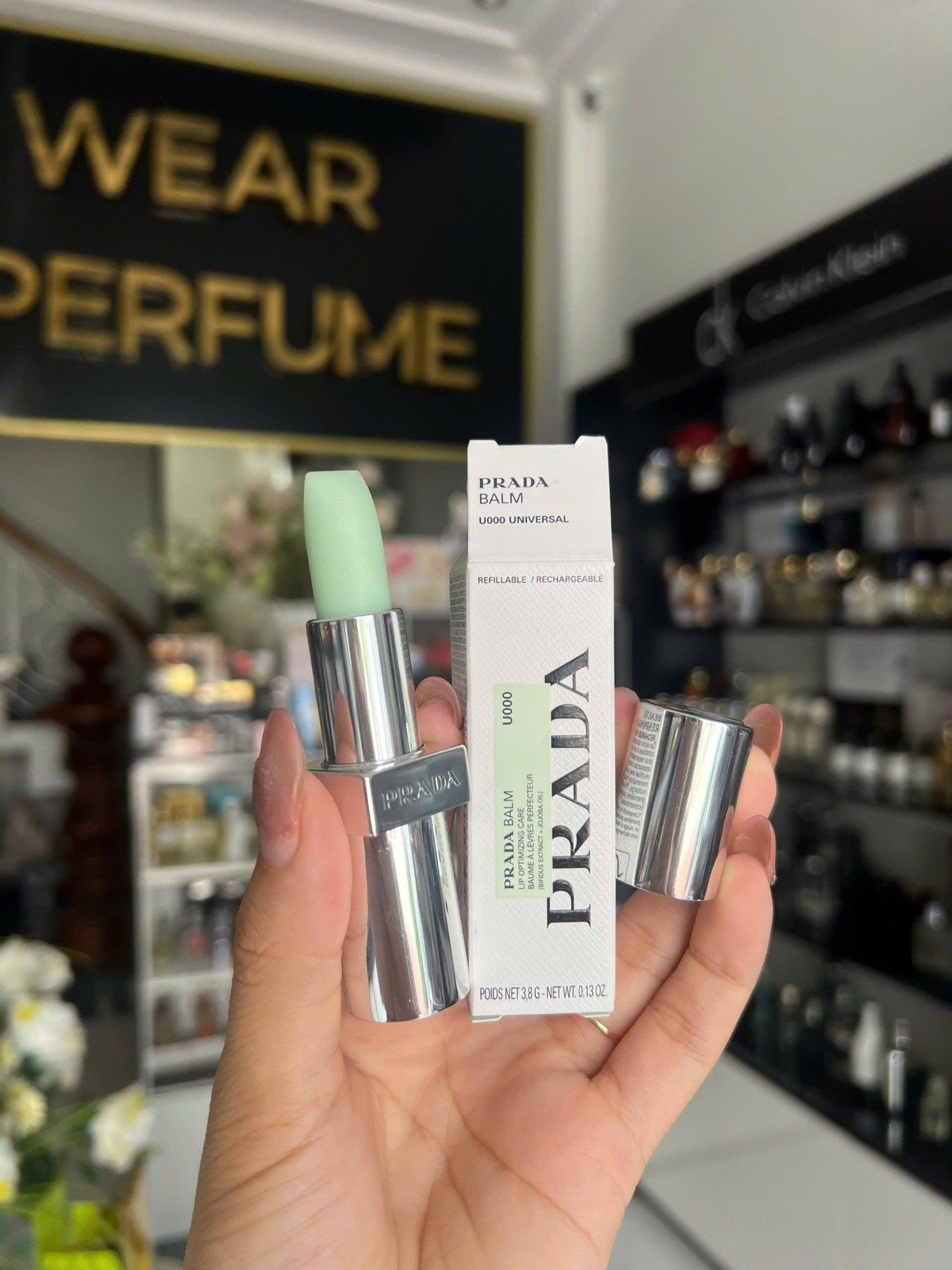  Son Dưỡng Prada Beauty Moisturizing Lip Balm U000 Universal 3.8g – Không Màu 