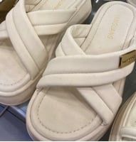  DÉP QUAI CHÉO LOGO CHỮ NHẬT 