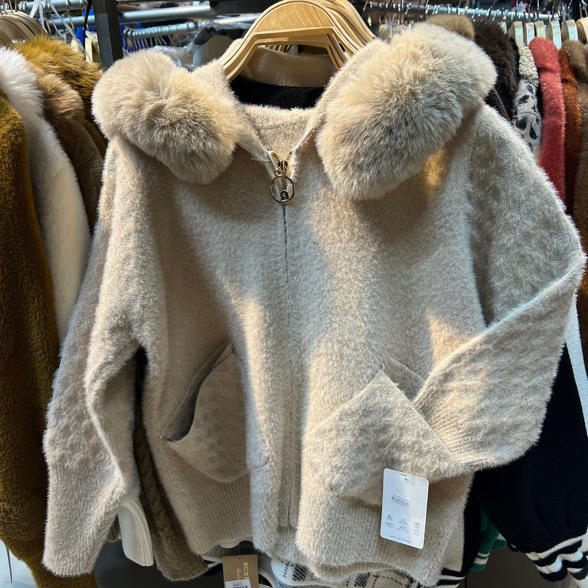 Gửi Áo Khoác Len Đi Malaysia: Vận Chuyển Nhanh & An Toàn