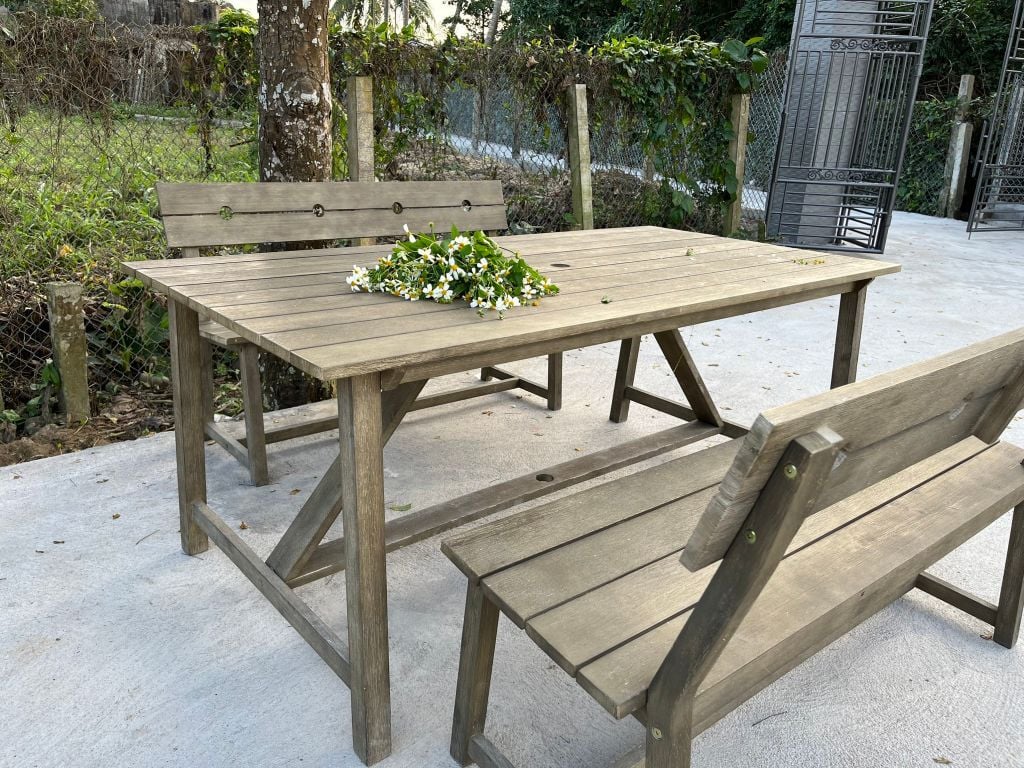 Bộ Bàn Ghế Ngoài Trời 1 Bàn 1m8 2 Băng Ghế Có Tựa Lưng - Gỗ Bạch Đàn Tự Nhiên