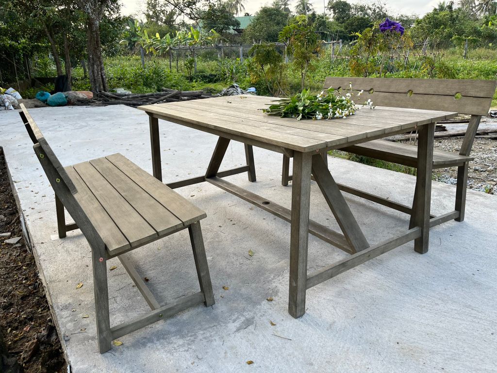 Bộ Bàn Ghế Ngoài Trời 1 Bàn 1m8 2 Băng Ghế Có Tựa Lưng - Gỗ Bạch Đàn Tự Nhiên