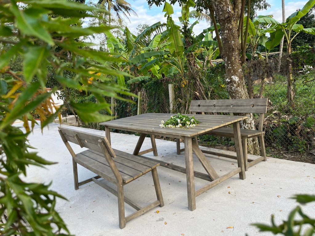Bộ Bàn Ghế Ngoài Trời 1 Bàn 1m8 2 Băng Ghế Có Tựa Lưng - Gỗ Bạch Đàn Tự Nhiên