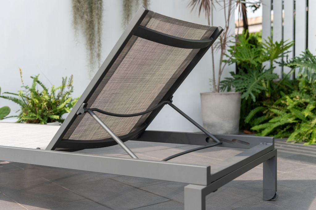 Ghế tắm nắng Urbanite Stacking Wheel Lounger