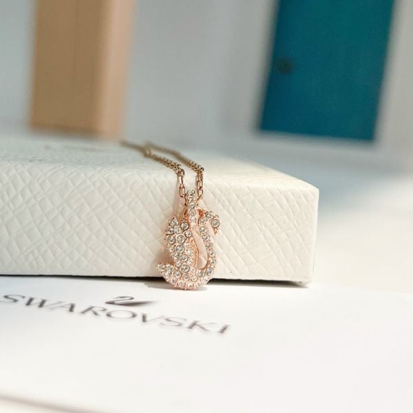  Dây chuyền Swarovski mẫu nga tung cánh vàng hồng nhỏ - Swarovski Iconic Swan pendant Swan, Small, White, Rose gold-tone plated 