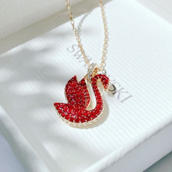  Dây chuyền Swarovski tung cánh đỏ - Swarovski  Swarovski Iconic Swan pendant Swan, Medium, Red, Gold-tone plated 