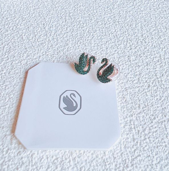  Khuyên tai Swarovski mẫu thiên nga tung cánh new màu xanh ngọc bích - Swarovski Iconic Swan stud earrings, Green, Rose gold-tone plated 5650063 