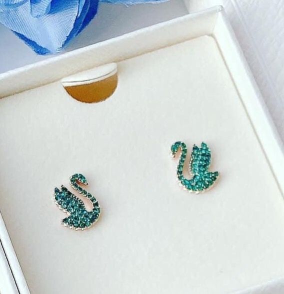  Khuyên tai Swarovski mẫu thiên nga tung cánh new màu xanh ngọc bích - Swarovski Iconic Swan stud earrings, Green, Rose gold-tone plated 5650063 