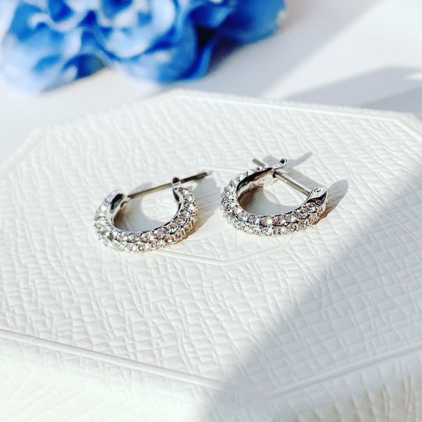  Khuyên tai Swarovski Stone cong ôm tai màu trắng - Swarovski Stone hoop earrings Pavé, Small, White, Rhodium plated 