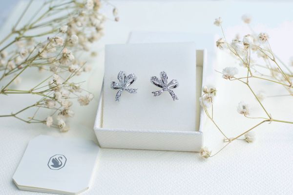  Khuyên tai Swarovski Volta trắng - Swarovski Volta stud earrings Bow, Small, White, Rhodium plated 
