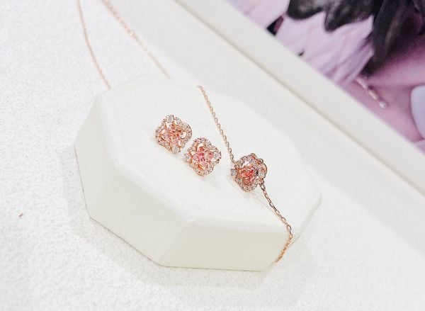  Set dây chuyền - khuyên tai Swarovski đá nhảy hình cỏ bốn lá vàng hồng - Swarovski Sparkling Dance set Mixed cuts, Clover, Pink, Rose gold-tone plated 