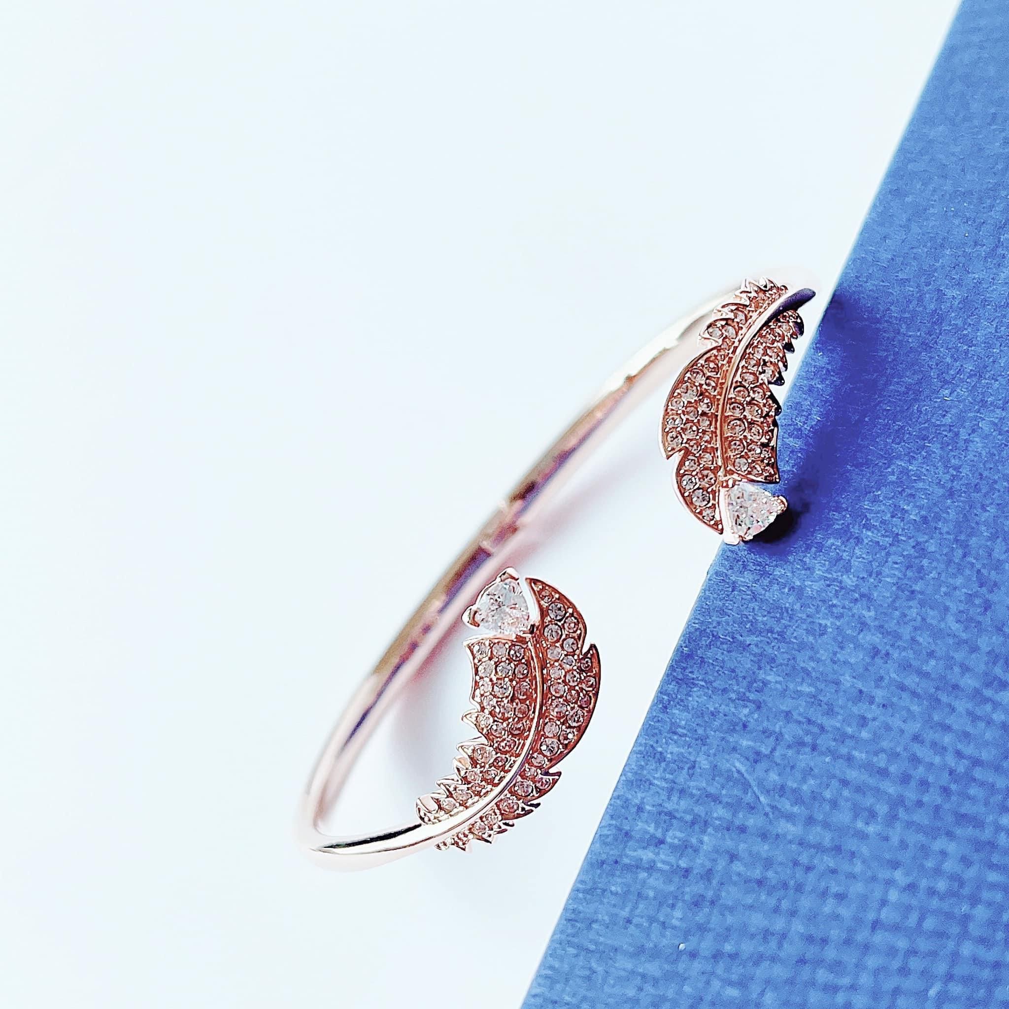  Vòng tay Swarovski Nice lông vũ màu vàng hồng size S - Swarovski Nice bangle Feather, White, Rose gold-tone plated, Size S 